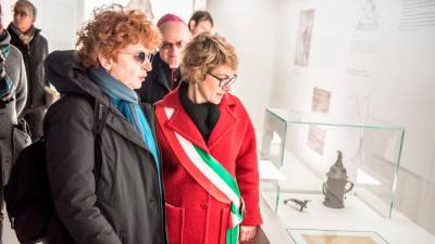 Deželna odbornica in županja pred reprodukcijo dveh strani Atlantskega kodeksa Leonarda Da Vincija (M.ZANOLLA)