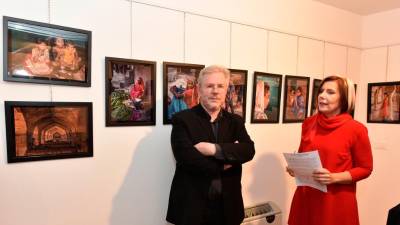 V prostorih Sklada Mitja Čuk razstavlja svoje fotografije Paolo Magnani, na fotografiji skupaj z Alenko Deklič na odprtju (FOTODAMJ@N)