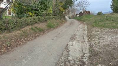 Ena izmed dotrajanih stranskih cest na Oslavju, ki jih bodo obnovili (BUMBACA)