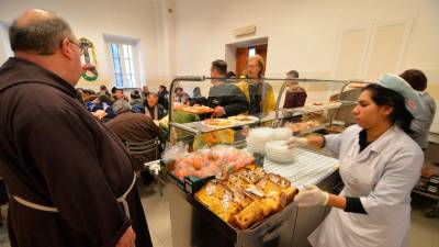 Razdeljevanje kosil za reveže pri Montuci (ARHIV)