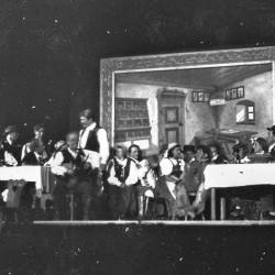 Na novo ustanovljeno slovensko gledališče v Trstu je 2. decembra 1945 uprizorilo kar tri igre, med njimi Desetega brata (FOTOTEKA NŠK)