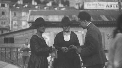 Kontrola osebnih dokumentov na mostu med Sušakom in Reko (IZ KATALOGA RAZSTAVE D’ANNUNZIEVA MUČENICA)