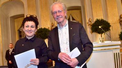 Poljska pisateljica Olga Tokarczuk in koroški pisatelj Peter Handke (ANSA)