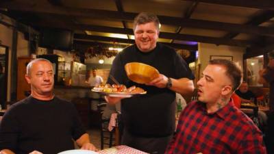 Z leve: tovornjakar Miro, natakar Almir in šef kuhinje Rubio v gostilni Na Burji v Kozini