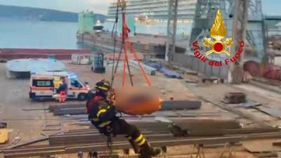 Reševanje poškodovanega delavca v ladjedelnici San Marco (GASILCI)