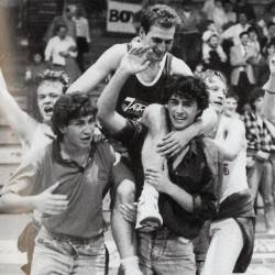 Arhivska fotografija zgodovinskega napredovanja Jadrana v B-ligo 25. maja 1985