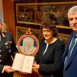 Dragoceno antikvarno knjigo so karabinjerji enote za varovanje kulturne dediščine iz Vidma vrnili vodstvu tržaške knjižnice Hortis (KARABINJERJI)