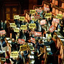 Protest levosredinske opozicije med glasovanjem o volilnem zakonu