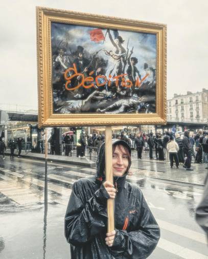 Mlada protestnica na pariškem shodu. Jeza s francoskih ulic se še ne bo polegla (IDE)