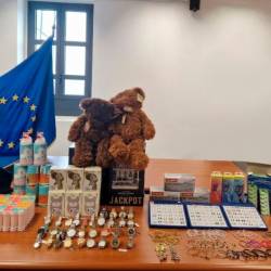 Del zaseženih izdelkov in igrač (LOKALNA POLICIJA)