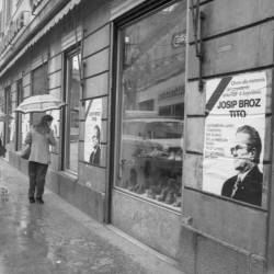 Plakat v spomin na Josipa Broza Tita na tržaški ulici (MARIO MAGAJNA/OZE NŠK)