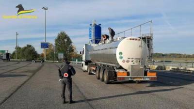 Tovornjak cisterna je nezakonito prevažal 24.000 litrov dizelskega goriva