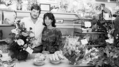 Nataša Štoka in Paolo Bukavec ob odprtju pekarne pred 30 leti (MARIO MAGAJNA)
