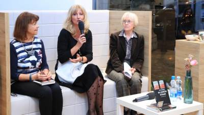 O Andrićevi knjigi so se pogovarjale (z leve) Sanja Roić, Vesna Mikolič in Marija Mitrović (FOTODAMJ@N)