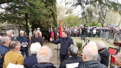 Pri spomeniku 71 talcem na Opčinah se je popoldne zbralo med 300 in 400 ljudi (FOTODAMJ@N)
