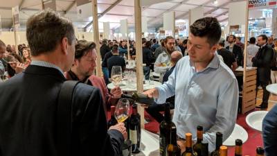 Jannis Paraschos toči vino na sejmu (DAV)