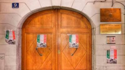 Fasado hrvaškega konzulata na Trgu Goldoni so prelepili s plakati z očitno provokativno vsebino (IDE)