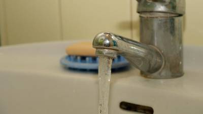 Tržaški župan Roberto Dipiazza in občinski odbor naj pri družbi AcegasApsAmga preverita možnost prekinitve uveljavljanja novega sistema tarif za koriščenje vode, pozivajo občinski svetniki opozicije (ARHIV)