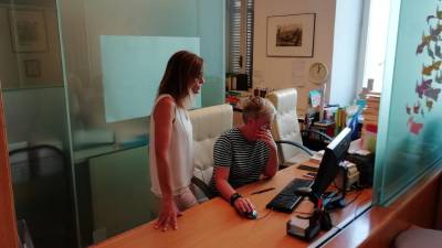 Luisa Gergolet in Martina Humar v Feiglovi knjižnici (SIC)