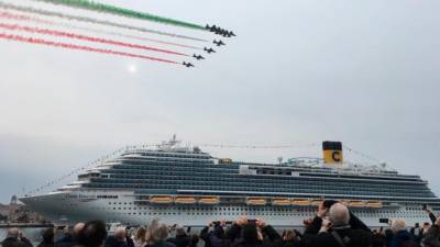 Frecce tricolori so pozdravile ladjo Costa Venezia (FOTODAMJ@N)