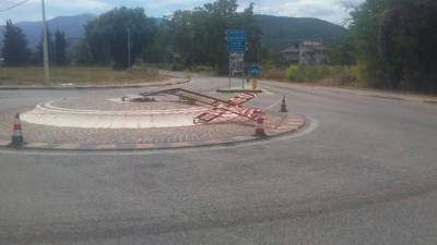 Spomenik, ki ga je podrla 70-letna voznica začetnica (IL MATTINO)