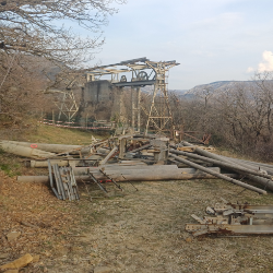Lokalna policija je sprožila postopek za odstranitev ostankov tovorne žičnice