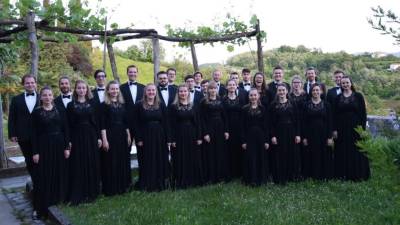 Dekliški pevski zbor Igo Gruden in Vokalna skupina Vihar na skupni fotografiji