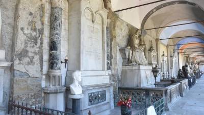 Monumentalna grobnica družine Tomažič je zelo poškodovana (ARHIV)