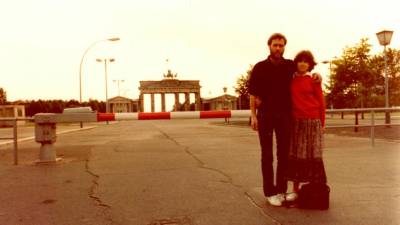 Mira in Danijel pred Brandenburškimi vrati, do katerih nista mogla (OSEBNI ARHIV)