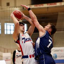 Jadranov košarkar Lucas Jakin v akciji (TEDESCHI/FOTODAMJ@N)