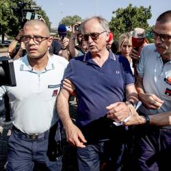 Mario Roggero ob prihodu pred zapor Bollate v Milanu (ANSA)