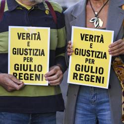 Ljudje so se zbrali pred sodiščem z napisi »resnica in pravica za Giulia Regenija« (ANSA)