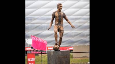 Spomenik Franza Beckenbauerja pred Allianz Areno (BAYERN MUNICH/FACEBOOK)