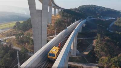 V dolini Glinščice na trasi drugega tira med Divačo in Koprom je včeraj potekala zadnja vezava tira (2TDK)