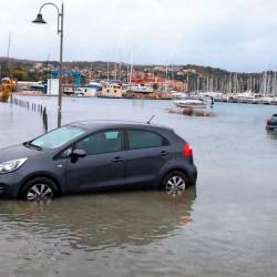 Poplavljanje morja v Izoli (TOMAŽ PRIMOŽIČ/FPA/PRIMORSKE NOVICE)
