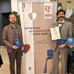 Aneja Rože Kravanja (Strokovna sodelavka občine), župan Ilirske Bistrice Gregor Kovačič, Ivan Cankar alias Damjan Debevec in Helena Primc (MAJA PERTIČ GOMBAČ/PRIMORSKE NOVICE)