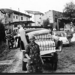 V Bardu so ljudje po potresu hiteli reševat, kar se je rešiti dalo