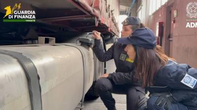 Odkritje prepovedanega tovora na tovornjaku v tržaškem pristanišču (FINANČNA POLICIJA)