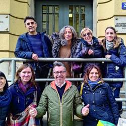 Prostovoljci Skupnosti svetega Egidija pred vhodom v tržaški zapor