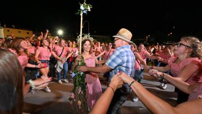 Zaročenca sta se skupaj zavrtela na trgu v Repnu (FOTODMJ@N)