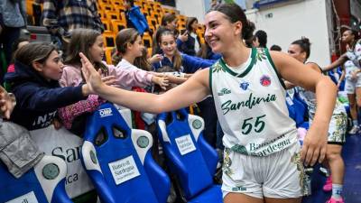 Anna Turel je po koncu tekme sprejemala čestitke s tribun (FIBA.BASKETBALL)