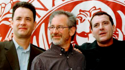 Tom Sizemore (na desni) skupaj s Stevenom Spielbergom (v sredini) in Tomo Hanksom v Benetkah za film Reševanje vojaka Ryana (ANSA)
