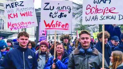 Dijaki so proti vojaškemu roku demonstrirali v kar 90 mestih po Nemčiji (VER.DI HAMBURG)