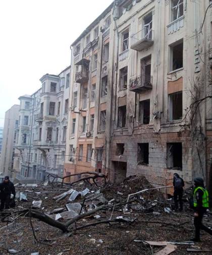 Poslopje, v katerem je stanovanje intervjuvanca, je januarja zadela raketa (OSEBNI ARHIV)