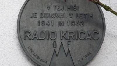 Spominska plošča na Valjavčevi 20 v Ljubljani, kjer je med drugo svetovno vojno deloval radio Kričač (WIKIPEDIJA)