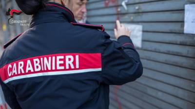 Karabinjerji pred zaprtim masažnim salonom (KARABINJERJI)