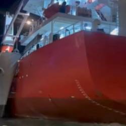 Turška tovorna ladja (desno) je trčila v Titov Galeb, privezan v reškem pristanišču (ZAJEM ZASLONA MONTENEGRO NEWS/RADIO KORZO/FACEBOOK)