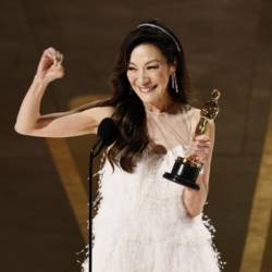 Michelle Yeoh je za vlogo lastnice pralnice v filmu Vse povsod naenkrat leta 2023 kot prva azijska igralka prejela oskarja za glavno vlogo (ANSA)