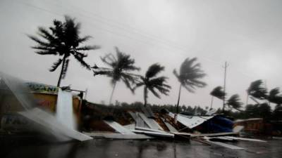 Ciklon Fani spremljajo obilne padavine in zelo močni vetrovi (AP)
