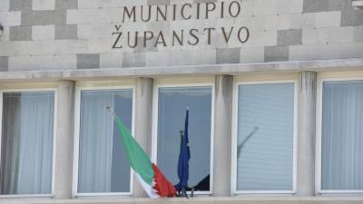 Vsakdanji prizor na pročelju sedeža devinsko-nabrežinske občine: slovenske zastave ni (FOTODAMJ@N)